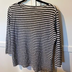 Boat neck 3/4 length sleeve.